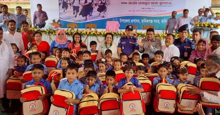 মানিকগঞ্জে শিক্ষার্থীদের সঙ্গে খাদ্যমন্ত্রী